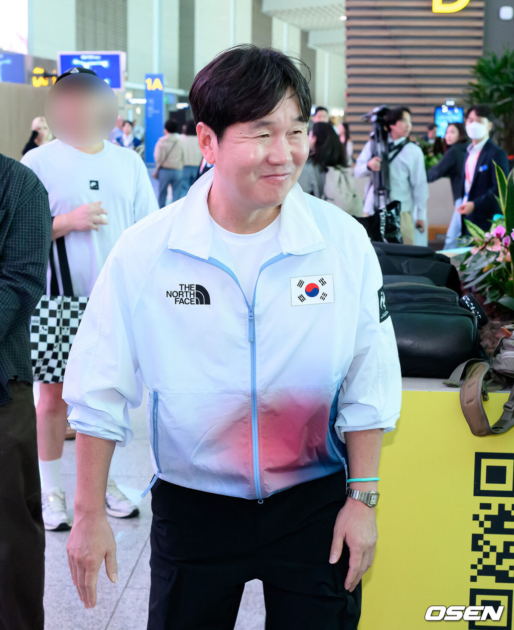 류지현 감독이 이끄는 한국 야구대표팀이 18일 오전 인천국제공항을 통해 출국했다.결전지인 일본 나고야로 향하는 대표팀은 19일과 20일 현지 적응 훈련을 거쳐 21일 대만과 조별예선 1차전을 치른다.류지현 감독이 출국장으로 이동하고 있다. 2026.09.18 /sunday@osen.co.kr