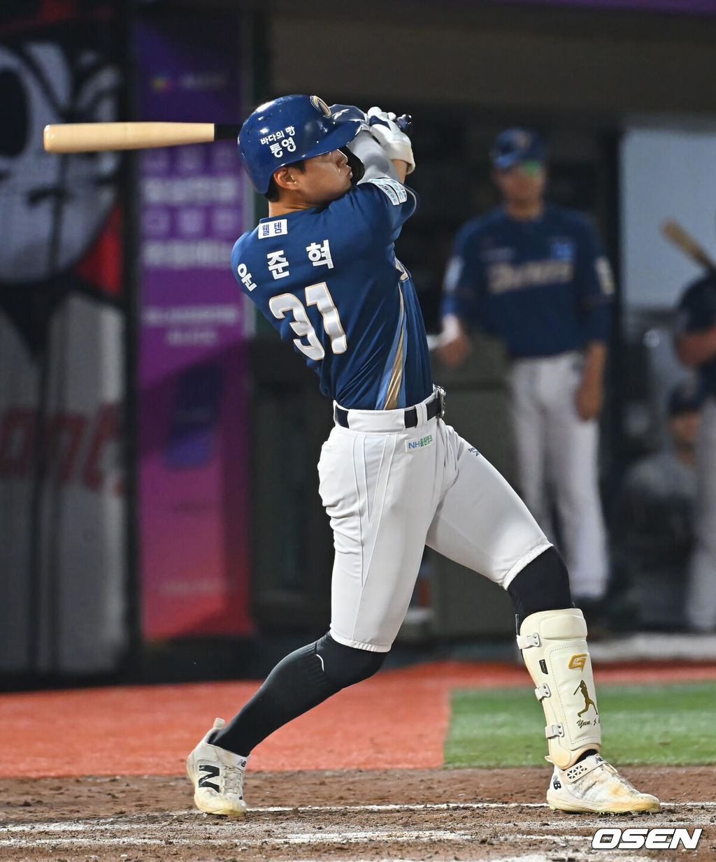 18일 부산 사직야구장에서 2026 신한 SOL KBO 리그 롯데 자이언츠와 NC 다이노스의 경기가 열렸다. 홈팀 롯데는 로드리게스가, 방문팀 NC는 이재학이 선발 출전했다.NC 다이노스 윤준혁이 8회초 2사 2루 좌월 2점 홈런을 치고 있다. 2026.09.18 / foto0307@osen.co.kr