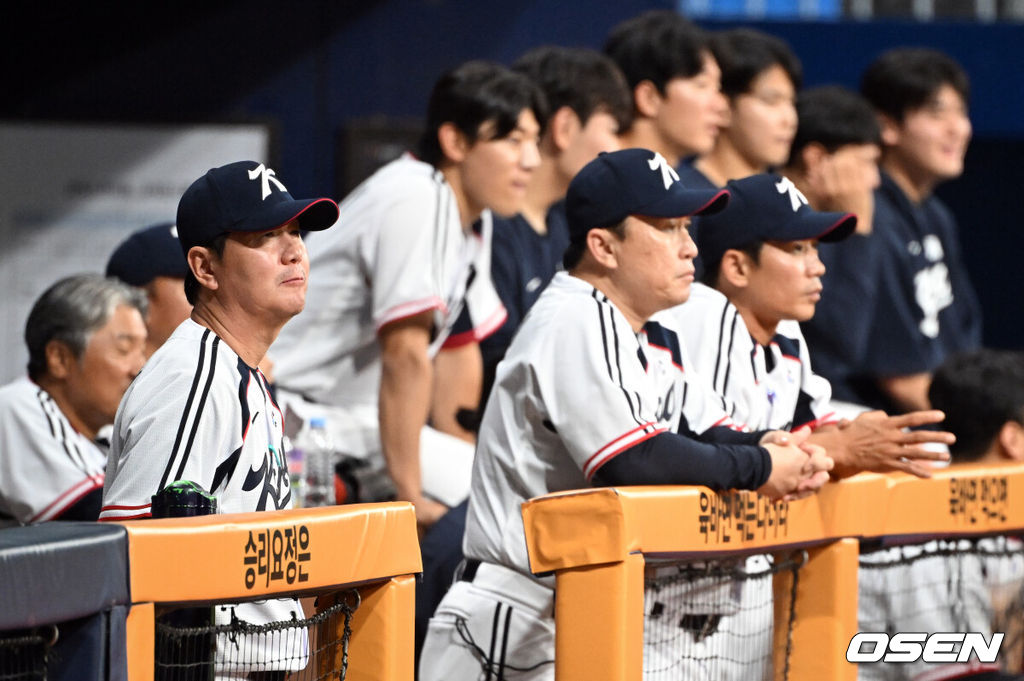류지현 감독이 이끄는 2026 아이치·나고야 아시안게임 야구 대표팀이 17일 오후 서울 고척스카이돔에서 상무와의 연습경기를 가졌다.야구 대표팀은 오는 18일 나고야로 이동한 뒤 21일 B조 조별예선 대만전, 22일 홍콩전, 23일 태국전을 치른 뒤 25일부터 26일까지 슈퍼라운드를 거쳐 27일 메달 결정전을 펼친다. 대표팀 류지현 감독이 경기를 지켜보고 있다. 2026.09.17 /cej@osen.co.kr