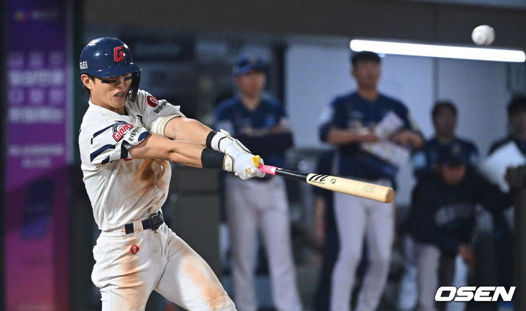 18일 부산 사직야구장에서 2026 신한 SOL KBO 리그 롯데 자이언츠와 NC 다이노스의 경기가 열렸다. 홈팀 롯데는 로드리게스가, 방문팀 NC는 이재학이 선발 출전했다.롯데 자이언츠 전민재가 8회말 무사 2,3루 우중간 2타점 안타를 치고 있다. 2026.09.18 / foto0307@osen.co.kr