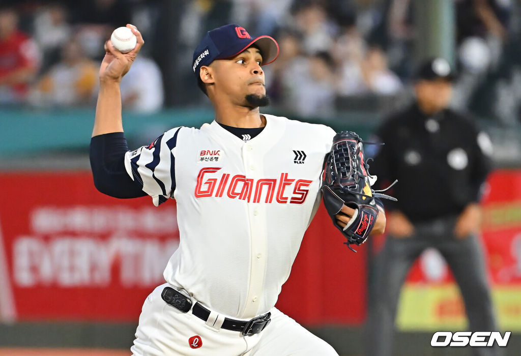 18일 부산 사직야구장에서 2026 신한 SOL KBO 리그 롯데 자이언츠와 NC 다이노스의 경기가 열렸다. 홈팀 롯데는 로드리게스가, 방문팀 NC는 이재학이 선발 출전했다.롯데 자이언츠 선발 투수 로드리게스가 역투하고 있다. 2026.09.18 / foto0307@osen.co.kr