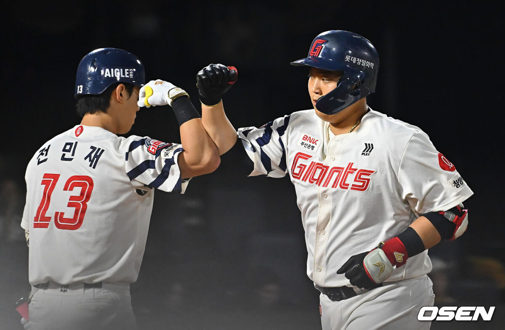 18일 부산 사직야구장에서 2026 신한 SOL KBO 리그 롯데 자이언츠와 NC 다이노스의 경기가 열렸다. 홈팀 롯데는 로드리게스가, 방문팀 NC는 이재학이 선발 출전했다.롯데 자이언츠 한동희가 2회말 좌중월 솔로 홈런을 치고 전민재와 하이파이브를 하고 있다. 2026.09.18 / foto0307@osen.co.kr