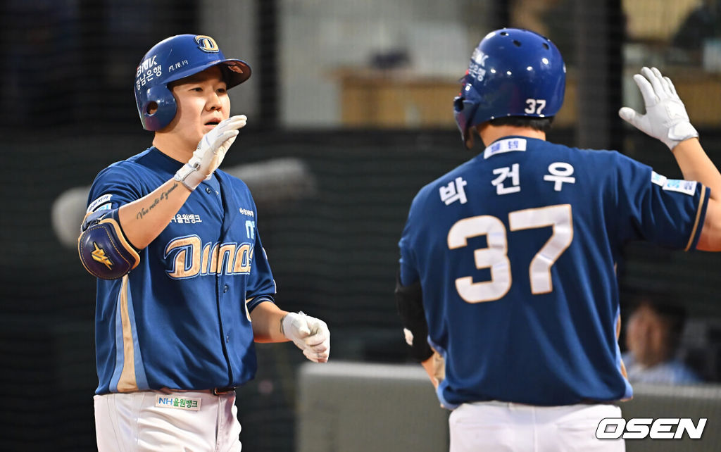 18일 부산 사직야구장에서 2026 신한 SOL KBO 리그 롯데 자이언츠와 NC 다이노스의 경기가 열렸다. 홈팀 롯데는 로드리게스가, 방문팀 NC는 이재학이 선발 출전했다.NC 다이노스 박민우가 1회초 2사 우월 솔로 홈런을 치고 하이파이브를 하고 있다. 2026.09.18 / foto0307@osen.co.kr