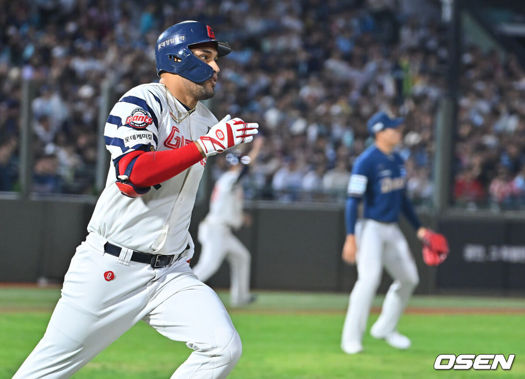 18일 부산 사직야구장에서 2026 신한 SOL KBO 리그 롯데 자이언츠와 NC 다이노스의 경기가 열렸다. 홈팀 롯데는 로드리게스가, 방문팀 NC는 이재학이 선발 출전했다.롯데 자이언츠 레이예스가 4회말 1사 1,2루 우익수 뒤 1타점 2루타를 치고 진루하고 있다. 2026.09.18 / foto0307@osen.co.kr