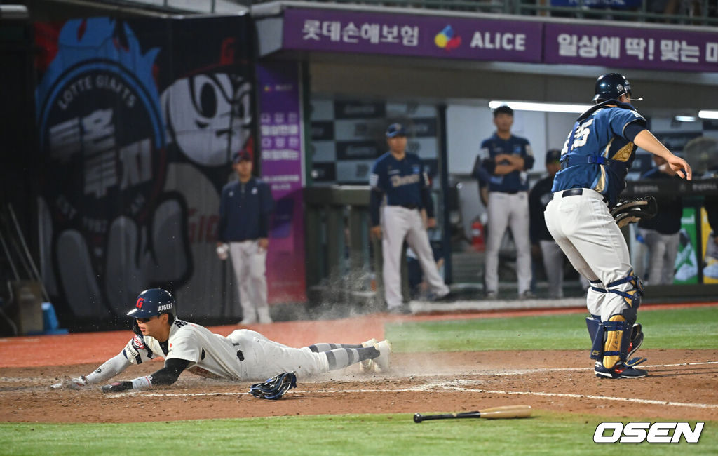 18일 부산 사직야구장에서 2026 신한 SOL KBO 리그 롯데 자이언츠와 NC 다이노스의 경기가 열렸다. 홈팀 롯데는 로드리게스가, 방문팀 NC는 이재학이 선발 출전했다.롯데 자이언츠 장두성이 5회말 무사 2,3루 황성빈의 투수 오른쪽 내야 안타때 홈 쇄도, 세이프되고 있다. 2026.09.18 / foto0307@osen.co.kr