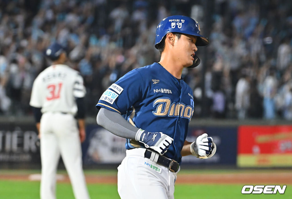 18일 부산 사직야구장에서 2026 신한 SOL KBO 리그 롯데 자이언츠와 NC 다이노스의 경기가 열렸다. 홈팀 롯데는 로드리게스가, 방문팀 NC는 이재학이 선발 출전했다.NC 다이노스 윤준혁이 8회초 2사 2루 좌월 2점 홈런을 치고 그라운드를 돌고 있다. 2026.09.18 / foto0307@osen.co.kr
