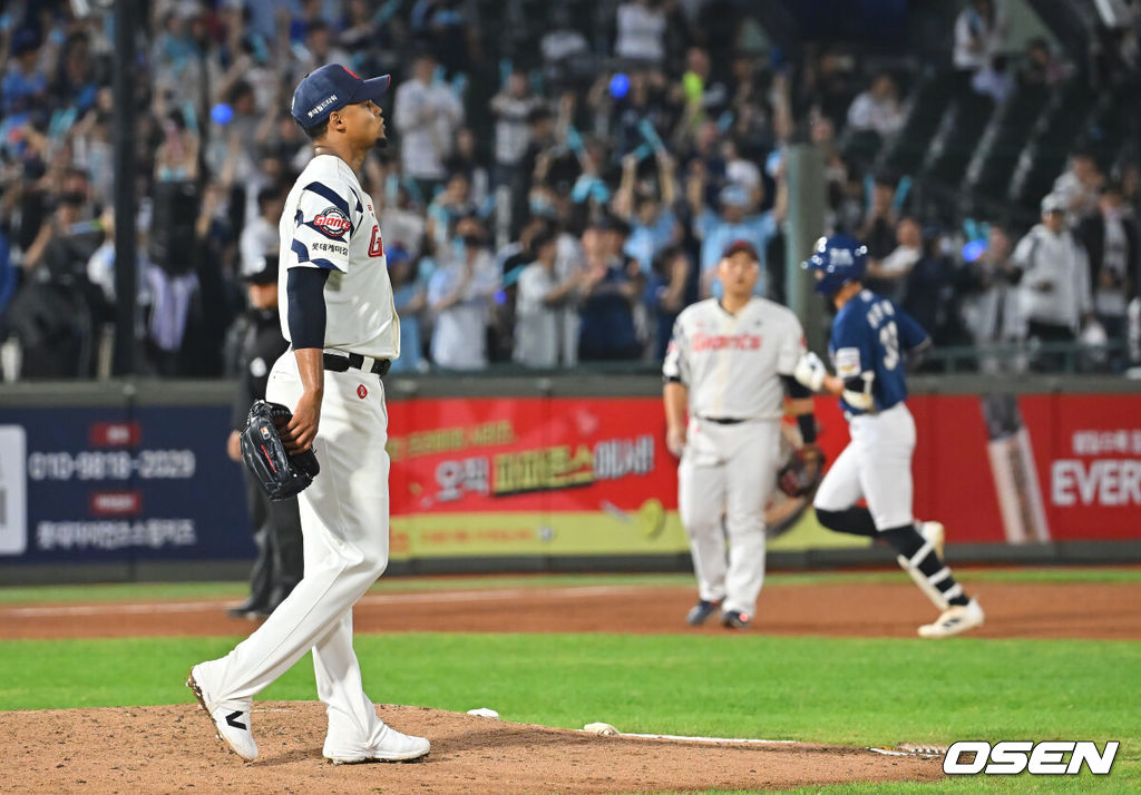18일 부산 사직야구장에서 2026 신한 SOL KBO 리그 롯데 자이언츠와 NC 다이노스의 경기가 열렸다. 홈팀 롯데는 로드리게스가, 방문팀 NC는 이재학이 선발 출전했다.롯데 자이언츠 로드리게스가 8회초 2사 2루 NC 다이노스 윤준혁에게 좌월 2점 홈런을 맞고 아쉬워하고 있다. 2026.09.18 / foto0307@osen.co.kr
