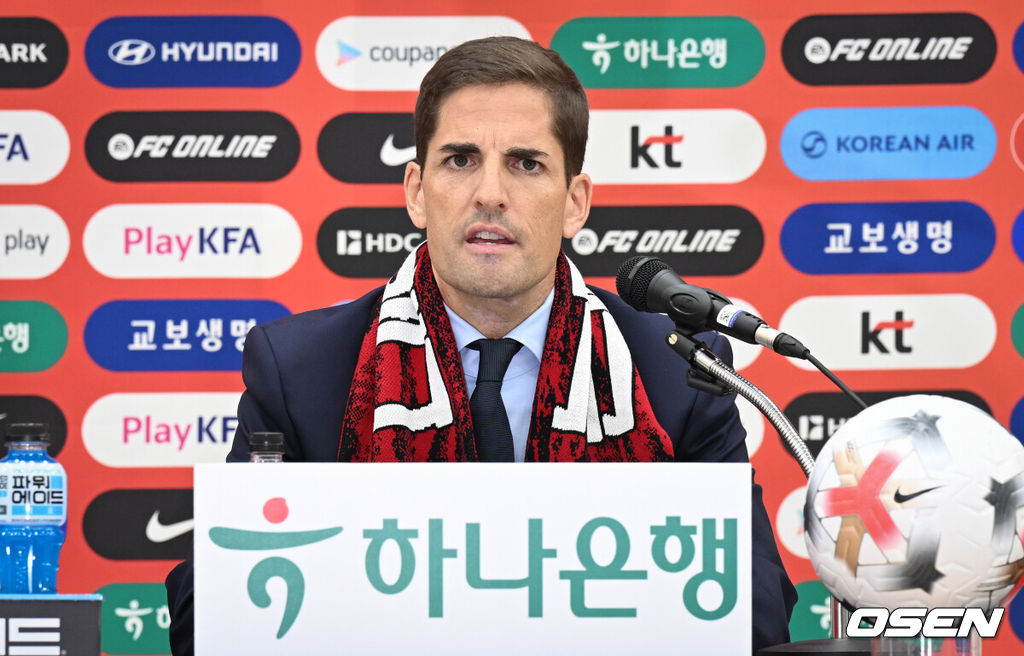 로베르트 모레노 감독 취임 및 하나은행 초청 축구국가대표팀 친선경기 명단발표 기자회견이 14일 오후 천안 코리아풋볼파크 스타디움 대강당에서 열렸다.로베르트 모레노(49) 대한민국 축구대표팀 임시 감독의 계약 기간은 오는 11월 27일까지다. 9월과 10월 4경기, 11월 2경기 등 단 6차례의 A매치에서 자신을 증명해야 한다. 성적과 경기 내용에 따라 내년 1월 열리는 2027 아시아축구연맹(AFC) 아시안컵까지 계약이 연장될 수 있다.모레노 감독이 인사말을 하고 있다. 2026.09.14 /cej@osen.co.kr