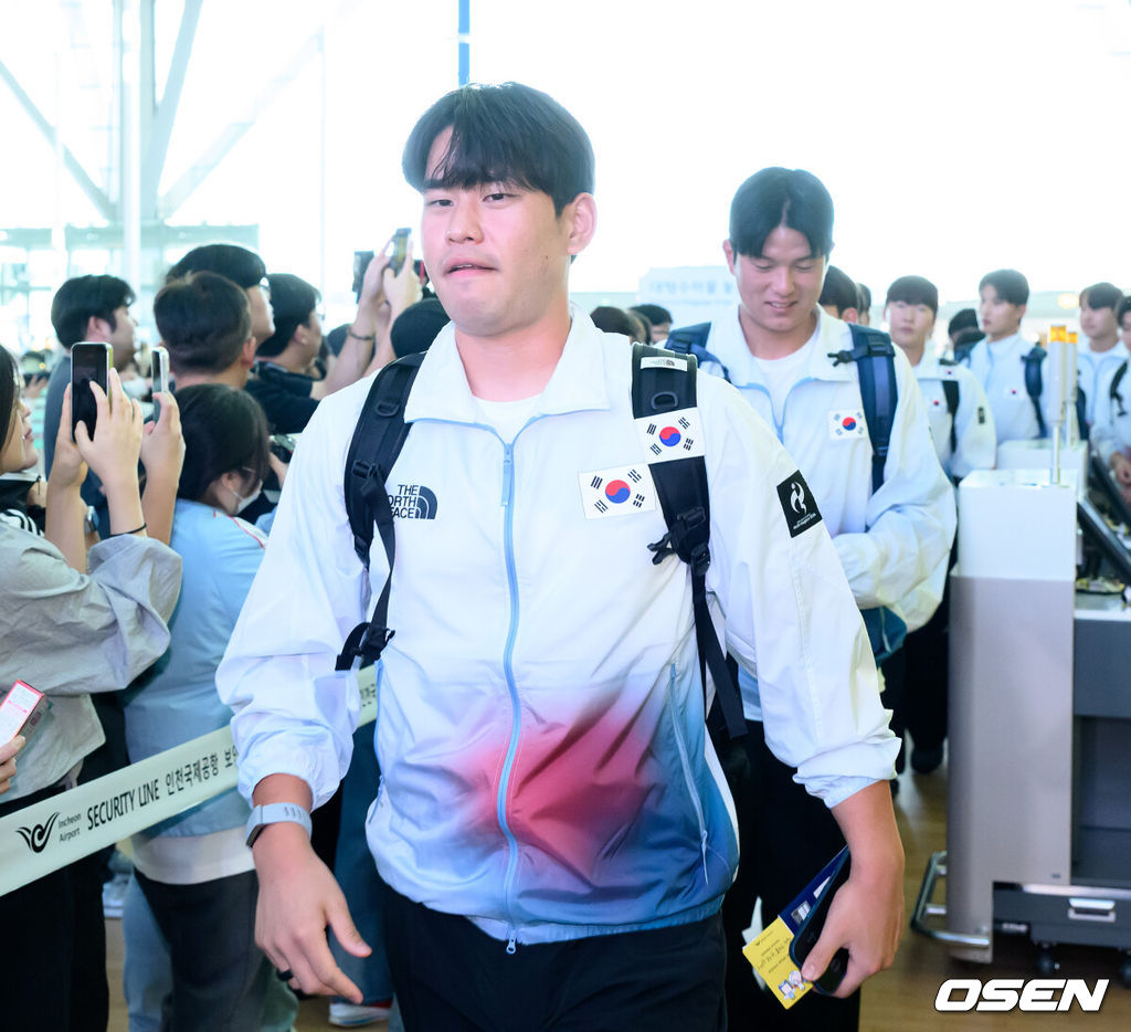 류지현 감독이 이끄는 한국 야구대표팀이 18일 오전 인천국제공항을 통해 출국했다.결전지인 일본 나고야로 향하는 대표팀은 19일과 20일 현지 적응 훈련을 거쳐 21일 대만과 조별예선 1차전을 치른다.김진욱이 출국장으로 이동하고 있다. 2026.09.18 /sunday@osen.co.kr