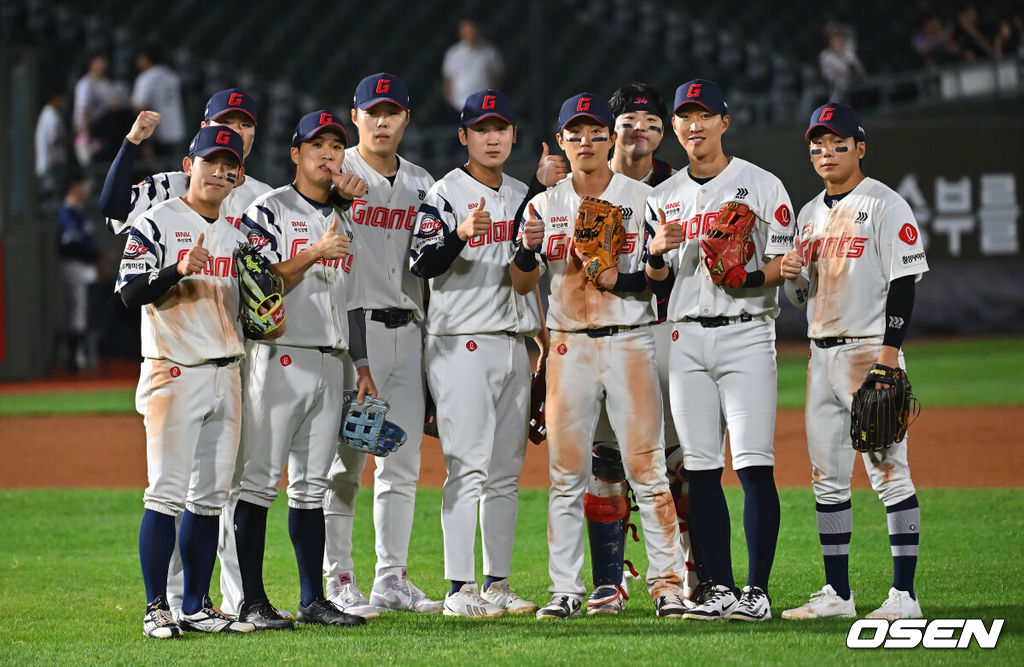 18일 부산 사직야구장에서 2026 신한 SOL KBO 리그 롯데 자이언츠와 NC 다이노스의 경기가 열렸다. 홈팀 롯데는 로드리게스가, 방문팀 NC는 이재학이 선발 출전했다.롯데 자이언츠 선수들이 NC 다이노스에 9-6으로 승리한 후 기념촬영을 하고 있다. 2026.09.18 / foto0307@osen.co.kr