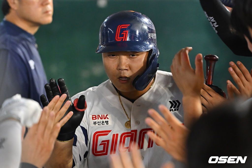 18일 부산 사직야구장에서 2026 신한 SOL KBO 리그 롯데 자이언츠와 NC 다이노스의 경기가 열렸다. 홈팀 롯데는 로드리게스가, 방문팀 NC는 이재학이 선발 출전했다.롯데 자이언츠 한동희가 2회말 좌중월 솔로 홈런을 치고 하이파이브를 하고 있다. 2026.09.18 / foto0307@osen.co.kr