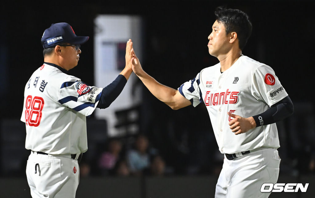 18일 부산 사직야구장에서 2026 신한 SOL KBO 리그 롯데 자이언츠와 NC 다이노스의 경기가 열렸다. 홈팀 롯데는 로드리게스가, 방문팀 NC는 이재학이 선발 출전했다.롯데 자이언츠 전준우가 NC 다이노스에 9-6으로 승리한 후 김태형 감독과 하이파이브를 하고 있다. 2026.09.18 / foto0307@osen.co.kr