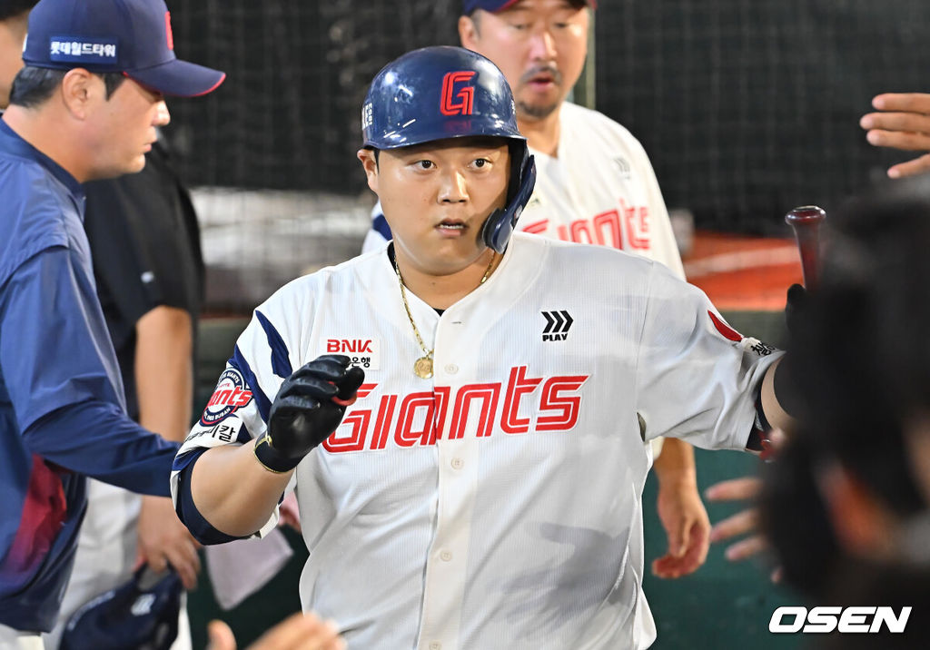18일 부산 사직야구장에서 2026 신한 SOL KBO 리그 롯데 자이언츠와 NC 다이노스의 경기가 열렸다. 홈팀 롯데는 로드리게스가, 방문팀 NC는 이재학이 선발 출전했다.롯데 자이언츠 한동희가 2회말 좌중월 솔로 홈런을 치고 하이파이브를 하고 있다. 2026.09.18 / foto0307@osen.co.kr