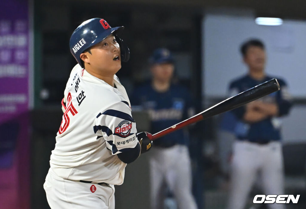 18일 부산 사직야구장에서 2026 신한 SOL KBO 리그 롯데 자이언츠와 NC 다이노스의 경기가 열렸다. 홈팀 롯데는 로드리게스가, 방문팀 NC는 이재학이 선발 출전했다.롯데 자이언츠 한동희가 3회말 1사 1루 우익수 오른쪽 2루타를 치고 있다. 2026.09.18 / foto0307@osen.co.kr