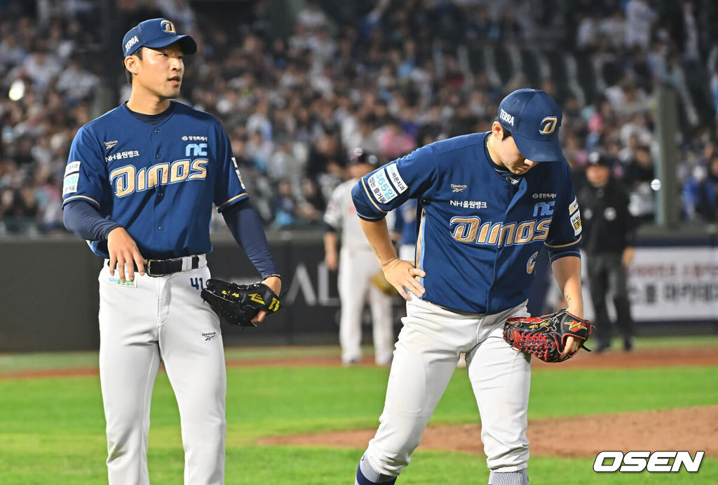 18일 부산 사직야구장에서 2026 신한 SOL KBO 리그 롯데 자이언츠와 NC 다이노스의 경기가 열렸다. 홈팀 롯데는 로드리게스가, 방문팀 NC는 이재학이 선발 출전했다.NC 다이노스 류진욱과 박민우가 5회말 무사 2,3루 황성빈의 투수 오른쪽 내야 안타때 장두성에게 실점하고 아쉬워하고 있다. 2026.09.18 / foto0307@osen.co.kr