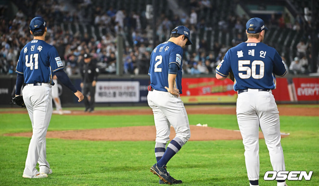 18일 부산 사직야구장에서 2026 신한 SOL KBO 리그 롯데 자이언츠와 NC 다이노스의 경기가 열렸다. 홈팀 롯데는 로드리게스가, 방문팀 NC는 이재학이 선발 출전했다.NC 다이노스 류진욱과 박민우, 블레인이 5회말 무사 2,3루 황성빈의 투수 오른쪽 내야 안타때 장두성에게 실점하고 아쉬워하고 있다. 2026.09.18 / foto0307@osen.co.kr