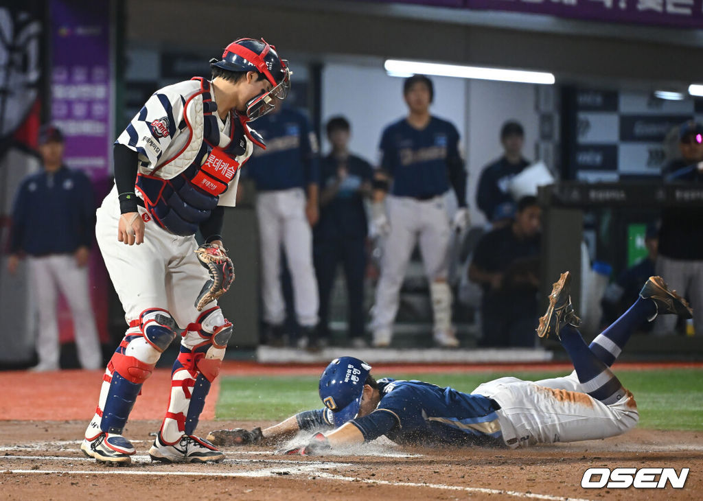 18일 부산 사직야구장에서 2026 신한 SOL KBO 리그 롯데 자이언츠와 NC 다이노스의 경기가 열렸다. 홈팀 롯데는 로드리게스가, 방문팀 NC는 이재학이 선발 출전했다.NC 다이노스 박민우가 7회초 무사 3루 블레인의 3루 땅볼때 1루 송구되는 순간을 노려 홈 쇄도를 성공하고 있다. 2026.09.18 / foto0307@osen.co.kr