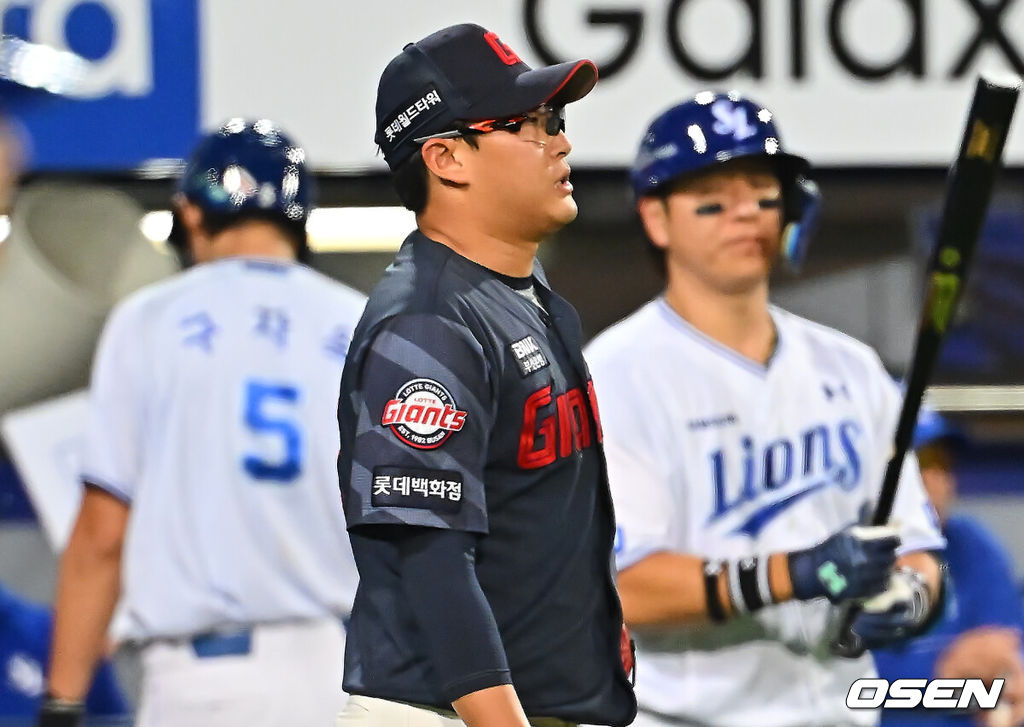 15일 대구삼성라이온즈파크에서 2026 신한 SOL KBO 리그 삼성 라이온즈와 롯데 자이언츠의 경기가 열렸다. 홈팀 삼성은 원태인이, 방문팀 롯데는 박세웅이 선발 출전했다. 롯데 자이언츠 박세웅이 3회말 1사 1,2루 류지혁의 중견수 앞 1타점 안타때 구자욱에게 실점을 허용하고 아쉬워하고 있다. 2026.09.15 / foto0307@osen.co.kr