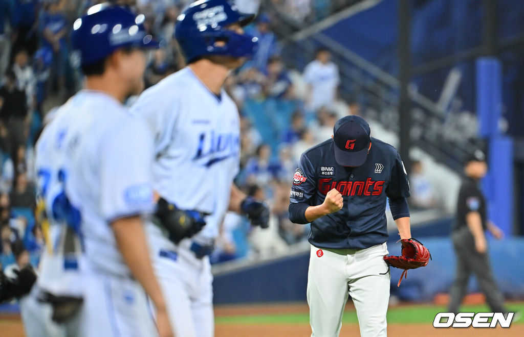 15일 대구삼성라이온즈파크에서 2026 신한 SOL KBO 리그 삼성 라이온즈와 롯데 자이언츠의 경기가 열렸다. 홈팀 삼성은 원태인이, 방문팀 롯데는 박세웅이 선발 출전했다. 롯데 자이언츠 박세웅이 6회말 2사 1,3루 삼성 라이온즈 구자욱을 중견수 플라이로 잡고 주먹을 불끈 쥐며 기뻐하고 있다. 2026.09.15 / foto0307@osen.co.kr