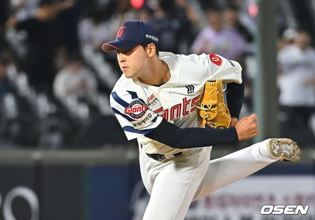 10일 부산 사직야구장에서 2026 신한 SOL KBO 리그 롯데 자이언츠와 KT 위즈의 경기가 열렸다. 홈팀 롯데는 비슬리가, 방문팀 KT는 배제성이 선발 출전했다.롯데 자이언츠 김태균이 역투하고 있다. 2026.09.10 / foto0307@osen.co.kr