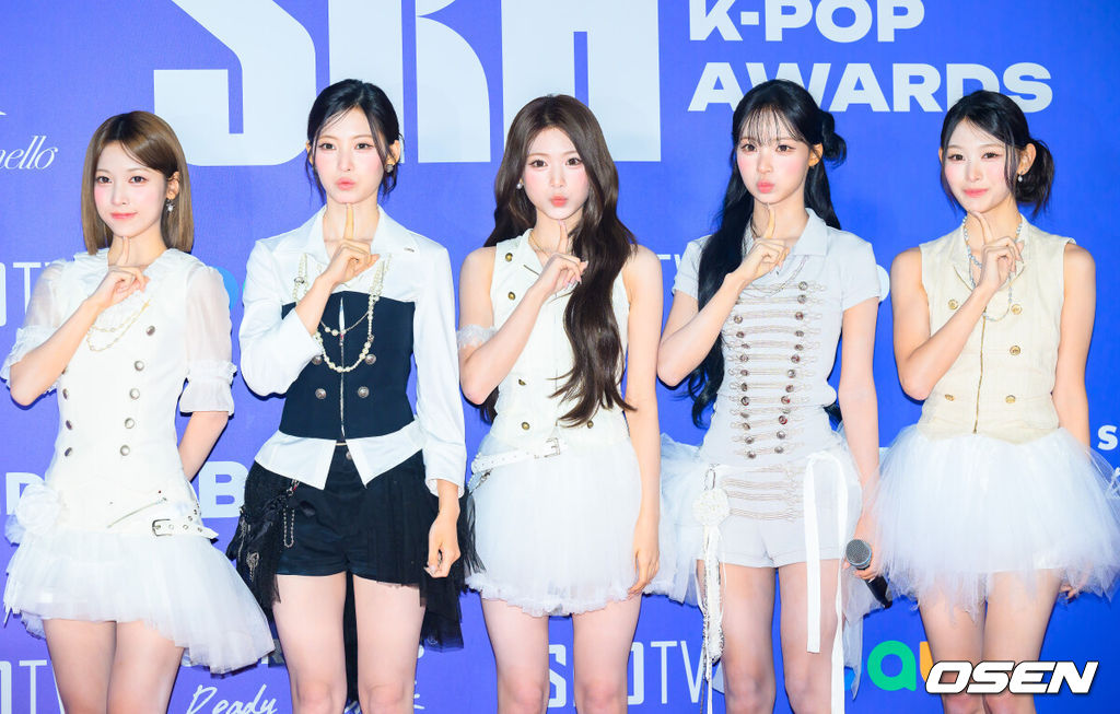6일 오후 경기도 고양시 킨텍스에서 2026 SPOTV K-POP AWARDS(이하 2026 SKA)가 진행됐다.‘2026 SKA’는 K팝의 과거와 현재, 미래를 잇는 아티스트들이 한자리에 모여 한 해를 빛낸 음악과 무대를 조명하는 뮤직 어워즈다.레드카펫에서 그룹 리센느가 포즈를 취하고 있다. 2026.09.06 / soul1014@osen.co.kr