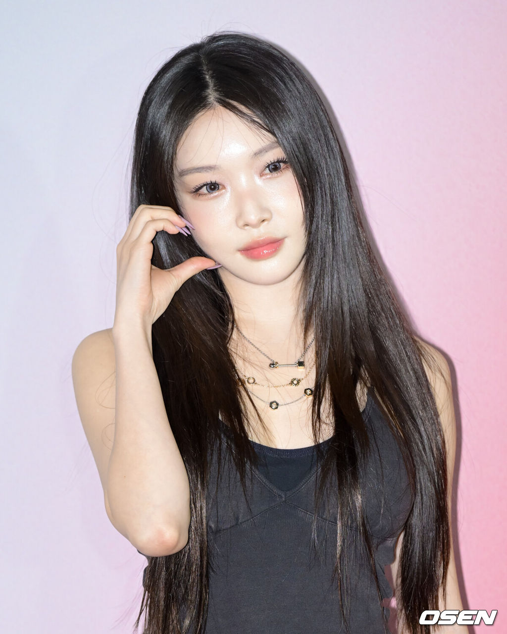 29일 오후 서울 성동구 성수동에서 한 글로벌 패션 브랜드 스토어 오픈 기념 행사가 열렸다.이날 행사에는 트와이스 미나, 엔믹스 설윤, 아이브 가을, 청하, 아일릿 윤아, 킥플립 민제, 동화, 쿠기, 그레이 등이 참석했다.청하가 포즈를 취하고 있다. 2025.10.29 /cej@osen.co.kr