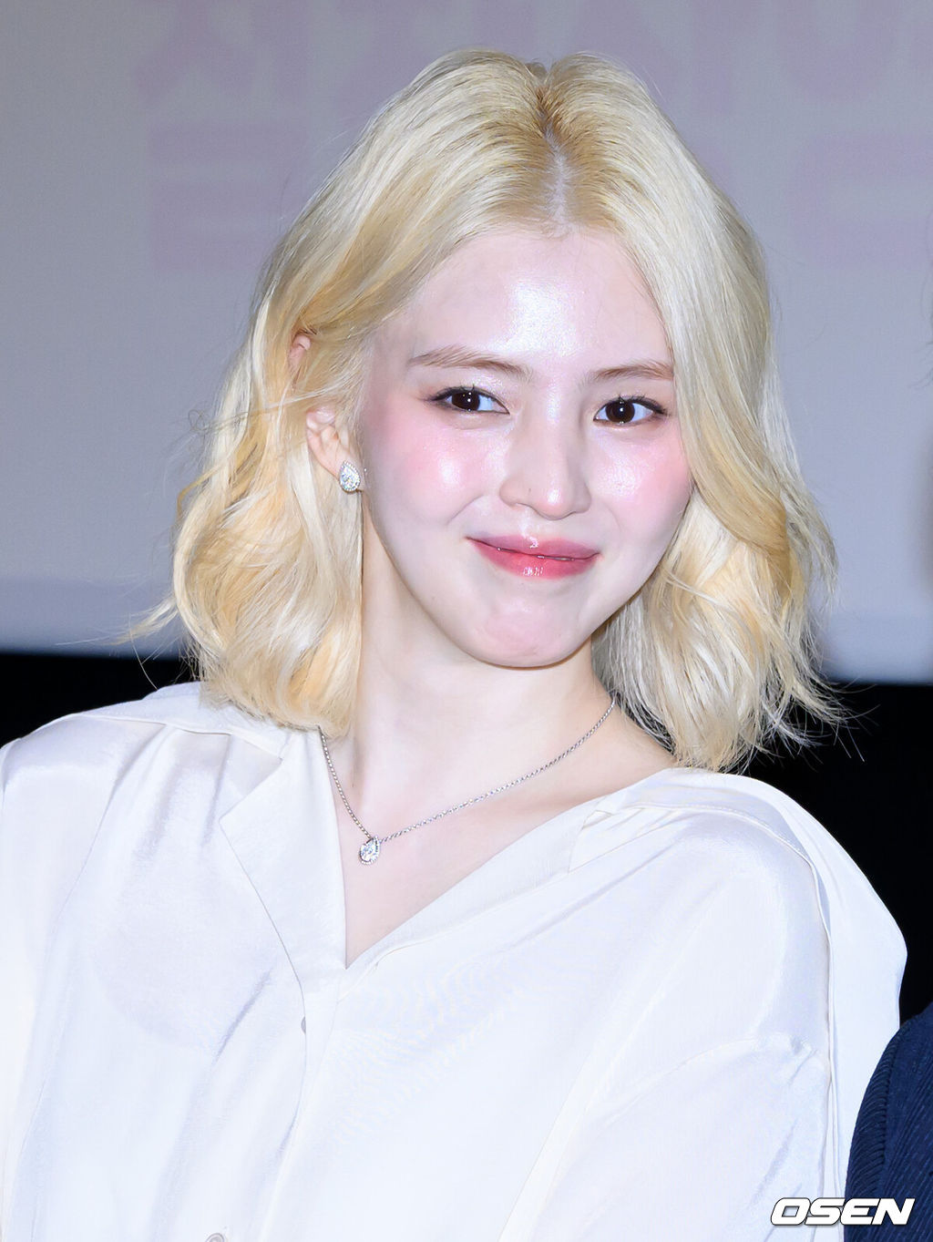 16일 오후 서울 CGV용산아이파크몰에서 영화 ‘인턴’ 무대인사가 열렸다.'인턴'은 런칭 3년 만에 패션계의 다크호스로 급부상한 ‘선우’(한소희)의 회사에 경력 37년 차 실버 인턴 ‘기호’(최민식)가 입사하면서 시작되는 세대도 직급도 뛰어넘는 오피스 라이프를 그린 이야기다.배우 한소희가 무대인사를 하고 있다. 2026.09.16 / sunday@osen.co.kr