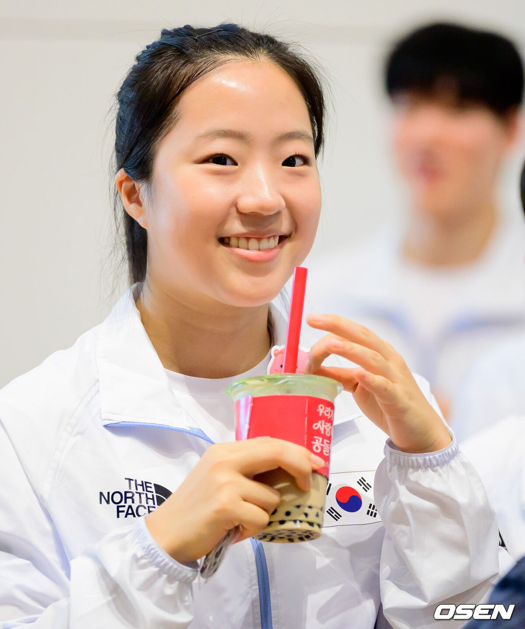 2026 아이치-나고야 아시안게임 대한민국 선수단 본단이 17일 오전 인천국제공항을 통해 일본으로 출국했다.아이치-나고야 아시안게임은 19일부터 10월 4일까지 일본 아이치현과 나고야시 일원에서 열린다. 대한민국은 41개 종목에 1,052명의 선수단을 파견한다. 탁구 대표팀 신유빈이 출국 준비를 하고 있다. 2026.09.17 / jpnews@osen.co.kr