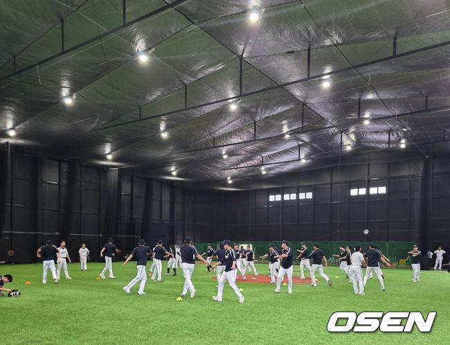 산골마을에 위치한 실내훈련장에서 훈련 중인 야구대표팀 / backlight@osen.co.kr