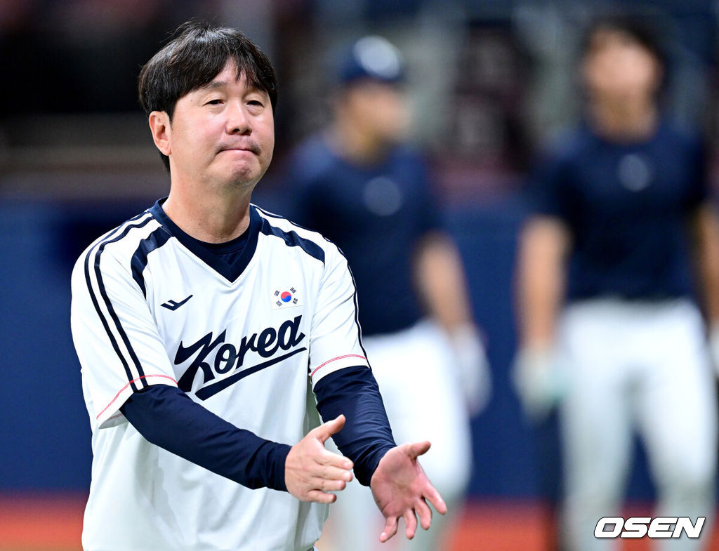 류지현 감독이 이끄는 2026 아이치·나고야 아시안게임 야구 대표팀이 16일 오후 서울 고척스카이돔에서 훈련을 가졌다.야구 대표팀은 오는 18일 나고야로 이동한 뒤 21일 B조 조별예선 대만전, 22일 홍콩전, 23일 태국전을 치른 뒤 25일부터 26일까지 슈퍼라운드를 거쳐 27일 메달 결정전을 펼친다. 야구 대표팀 류지현 감독이 선수들의 훈련을 함께 한 뒤 그라운드를 나서고 있다. 2026.09.16 / dreamer@osen.co.kr