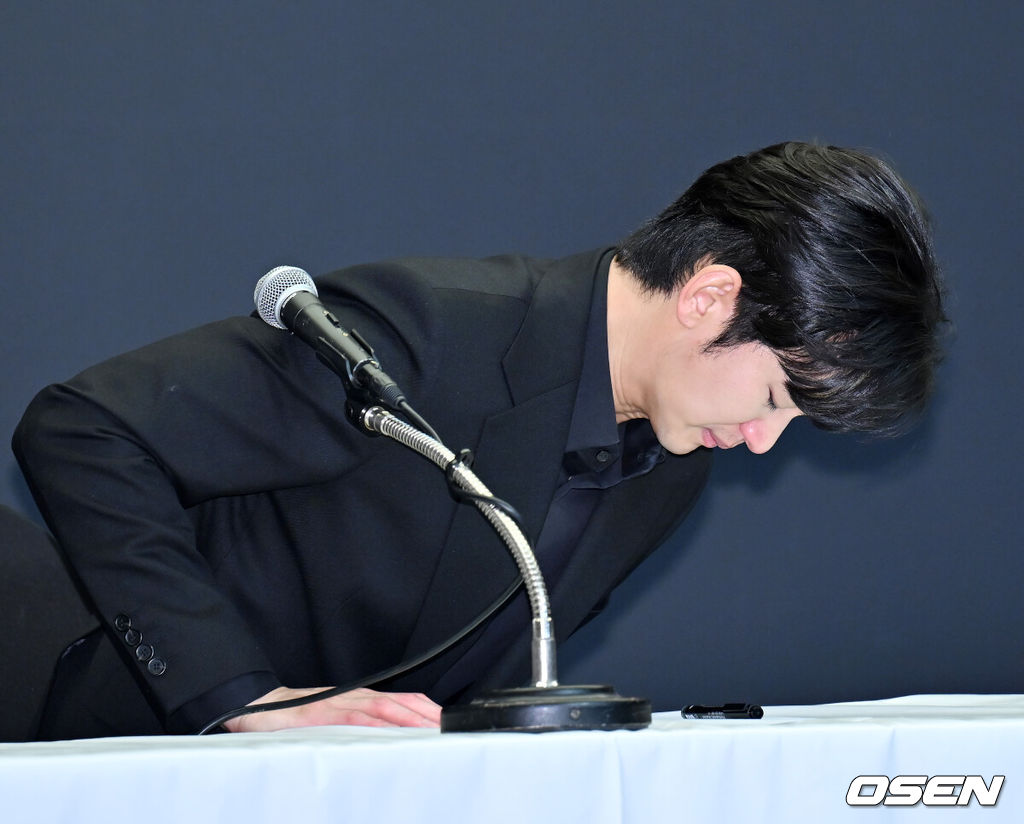 31일 오후 서울 마포구 상암동 스탠포드호텔에서 김수현 기자회견이 열렸다.배우 김수현은 故김새론 사망 이후 그를 휘감은 미성년자 열애 의혹 등에 대한 기자회견에 참석한다. 고인 사망 후 44일 만이며, 김수현은 법무법인 엘케이비앤파트너스 김종복 변호사와 함께 참석한다. 다만 기자회견에서 질의응답은 이뤄지지 않는다.배우 김수현이 기자회견을 하며 눈물을 흘리고 있다. 2025.03.31 / rumi@osen.co.kr