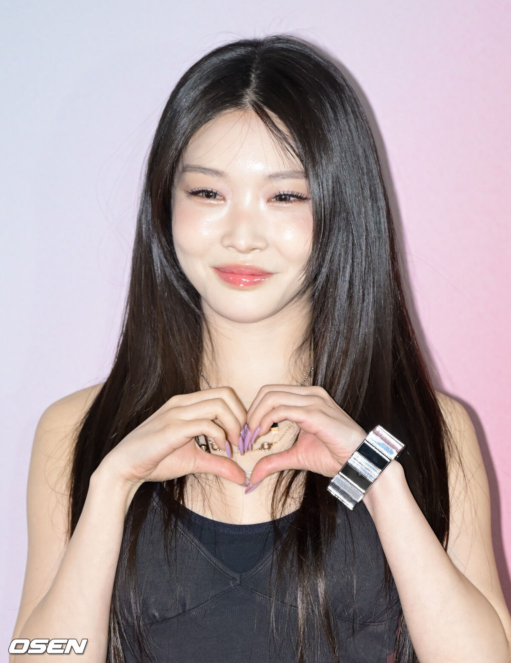 29일 오후 서울 성동구 성수동에서 한 글로벌 패션 브랜드 스토어 오픈 기념 행사가 열렸다.이날 행사에는 트와이스 미나, 엔믹스 설윤, 아이브 가을, 청하, 아일릿 윤아, 킥플립 민제, 동화, 쿠기, 그레이 등이 참석했다.청하가 포즈를 취하고 있다. 2025.10.29 /cej@osen.co.kr