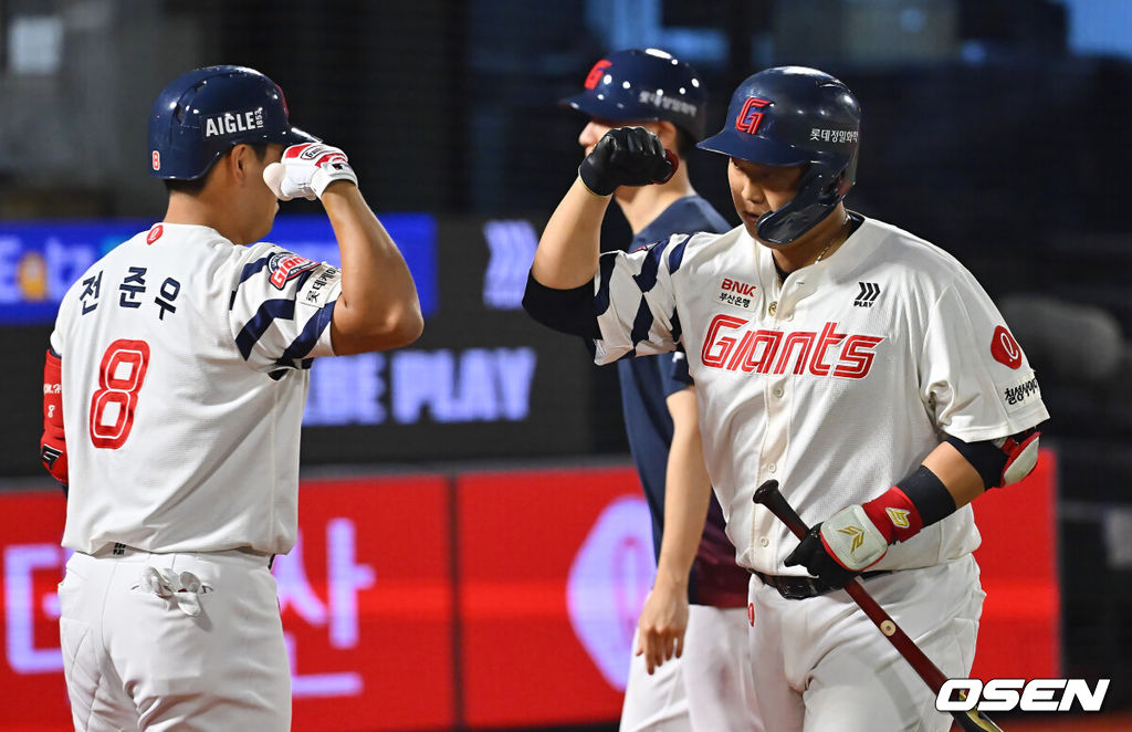 18일 부산 사직야구장에서 2026 신한 SOL KBO 리그 롯데 자이언츠와 NC 다이노스의 경기가 열렸다. 홈팀 롯데는 로드리게스가, 방문팀 NC는 이재학이 선발 출전했다.롯데 자이언츠 한동희가 2회말 좌중월 솔로 홈런을 치고 전준우와 하이파이브를 하고 있다. 2026.09.18 / foto0307@osen.co.kr