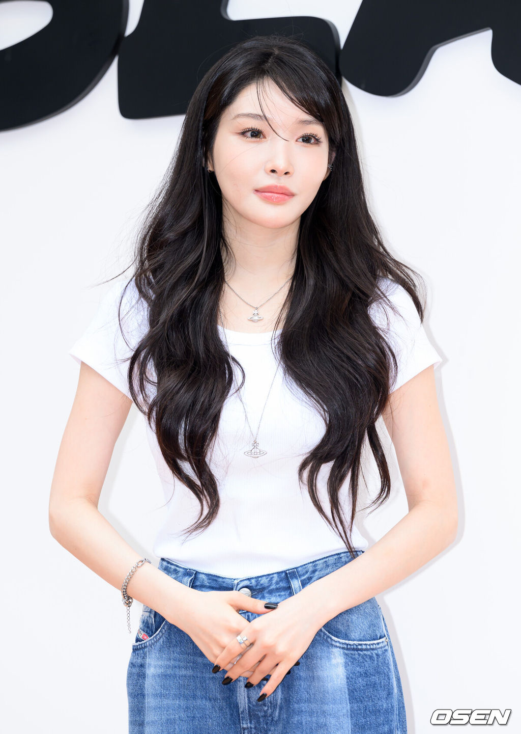 20일 서울 강남구 꼴라보하우스 도산에서 미국 프리미엄 가전 브랜드의 팝업 포토세션이 열렸다.이날 행사에는 프리지아, 이시안, 가수 청하, 안무가 가비가 참석해 자리를 빛냈다.가수 청하가 포토타임을 가지고 있다. 2025.06.20 /sunday@osen.co.kr