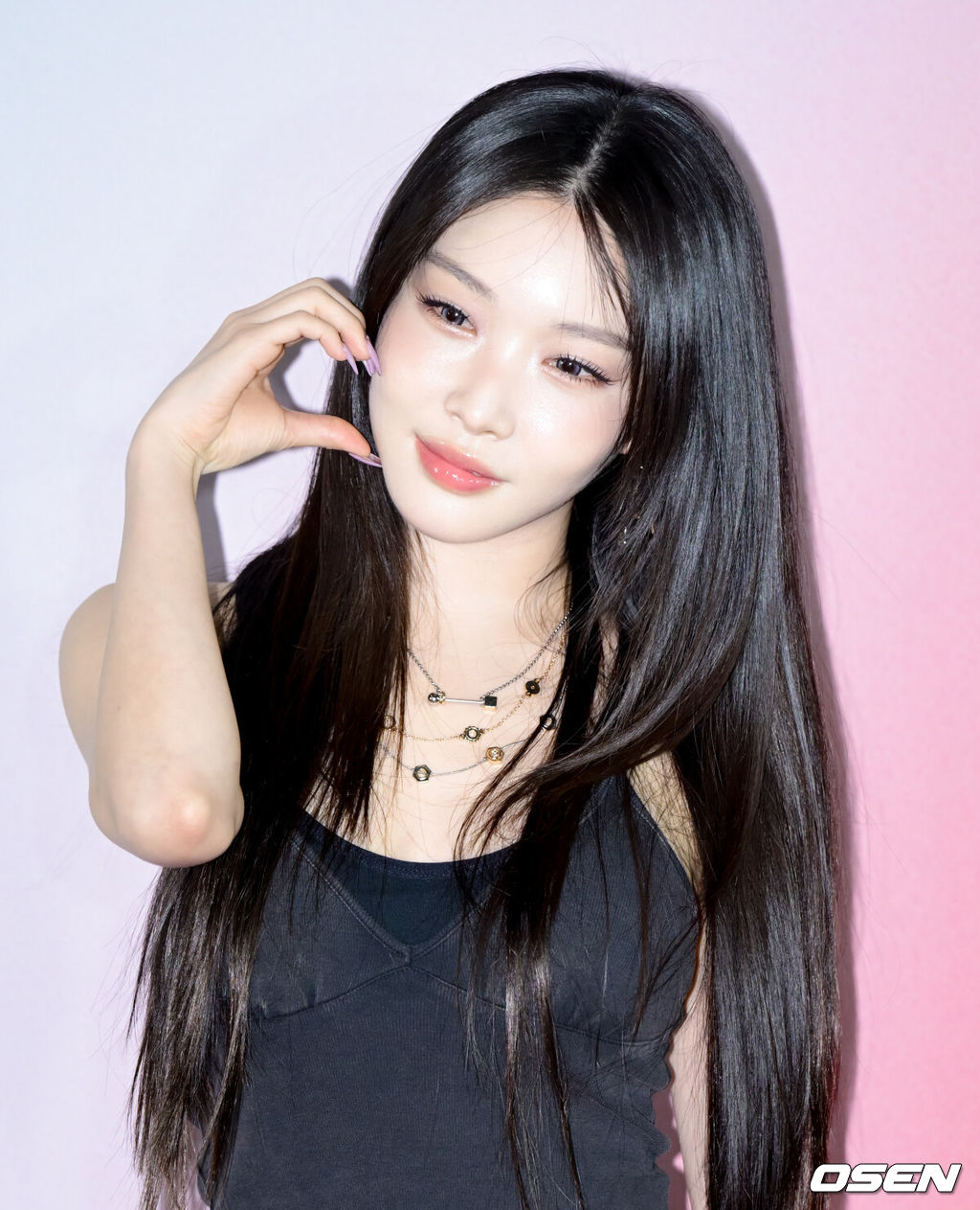 29일 오후 서울 성동구 성수동에서 한 글로벌 패션 브랜드 스토어 오픈 기념 행사가 열렸다.이날 행사에는 트와이스 미나, 엔믹스 설윤, 아이브 가을, 청하, 아일릿 윤아, 킥플립 민제, 동화, 쿠기, 그레이 등이 참석했다.가수 청하가 포즈를 취하고 있다. 2025.10.29 /cej@osen.co.kr