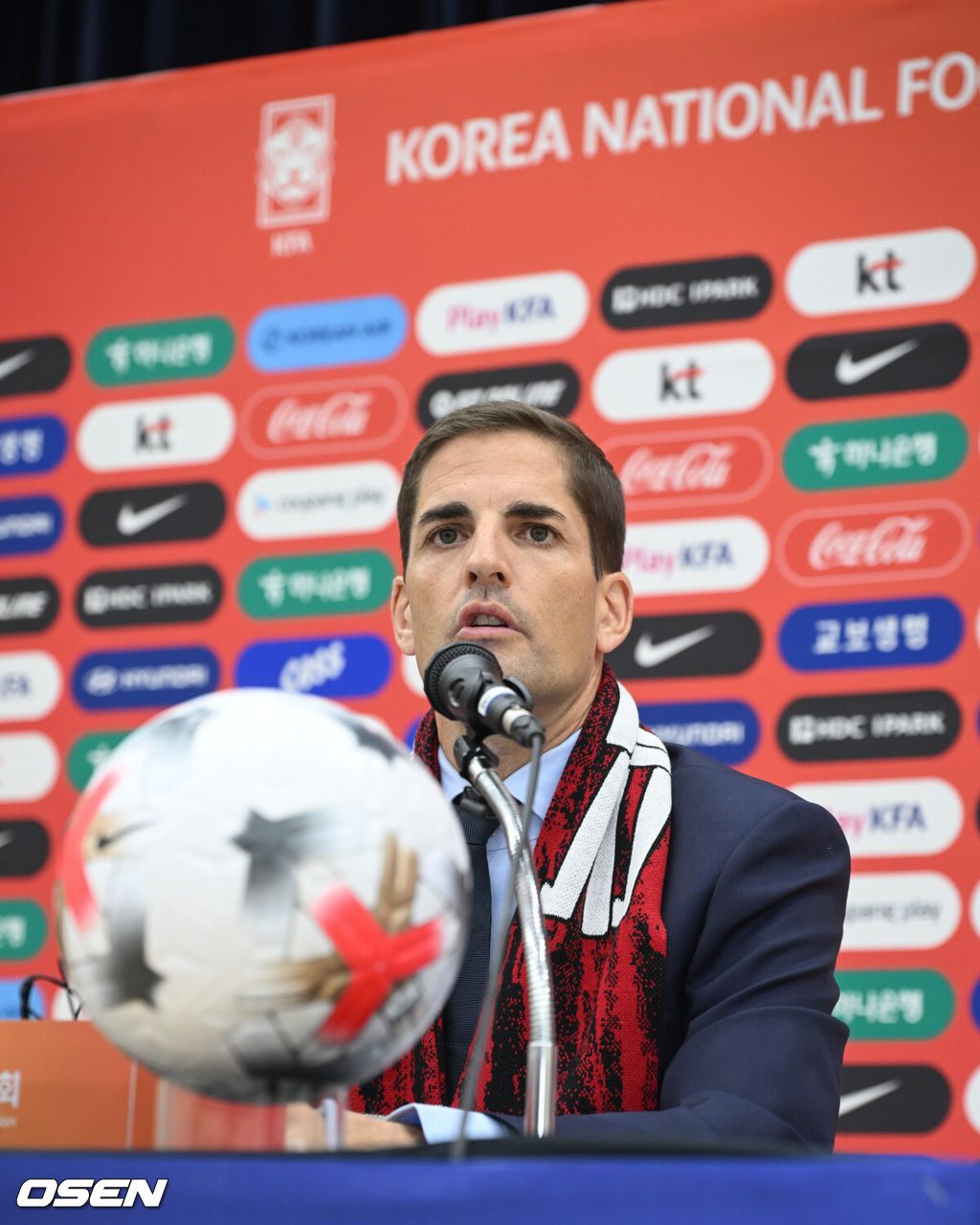 로베르트 모레노 감독 취임 및 하나은행 초청 축구국가대표팀 친선경기 명단발표 기자회견이 14일 오후 천안 코리아풋볼파크 스타디움 대강당에서 열렸다.로베르트 모레노(49) 대한민국 축구대표팀 임시 감독의 계약 기간은 오는 11월 27일까지다. 9월과 10월 4경기, 11월 2경기 등 단 6차례의 A매치에서 자신을 증명해야 한다. 성적과 경기 내용에 따라 내년 1월 열리는 2027 아시아축구연맹(AFC) 아시안컵까지 계약이 연장될 수 있다.모레노 감독이 취재진 질문에 답변을 하고 있다. 2026.09.14 /cej@osen.co.kr