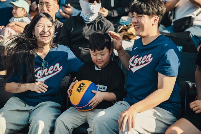 [사진] 사은품에 당첨된 농구팬 / KXO