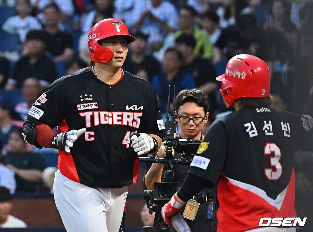 2일 창원NC파크에서 2026 신한 SOL KBO 리그 NC 다이노스와 KIA 타이거즈의 경기가 열렸다. 홈팀 NC는 토다가, 방문팀 KIA는 시라카와가 선발 출전했다. KIA 타이거즈 나성범이 2회초 우월 솔로 홈런을 치고 하이파이브를 하고 있다. 2026.09.02 / foto0307@osen.co.kr