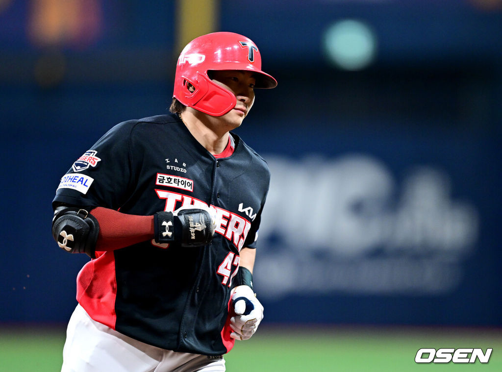 21일 서울 고척스카이돔에서 ‘2026 신한 SOL Bank KBO리그’ 키움 히어로즈와 KIA 타이거즈의 경기가 열렸다.홈팀 키움은 하영민, 방문팀 KIA는 양현종을 선발로 내세웠다.6회초 무사 선두타자로 나선 KIA 나성범이 달아나는 우월 솔로포를 날리고 그라운드를 돌고 있다. 2026.08.21 / dreamer@osen.co.kr
