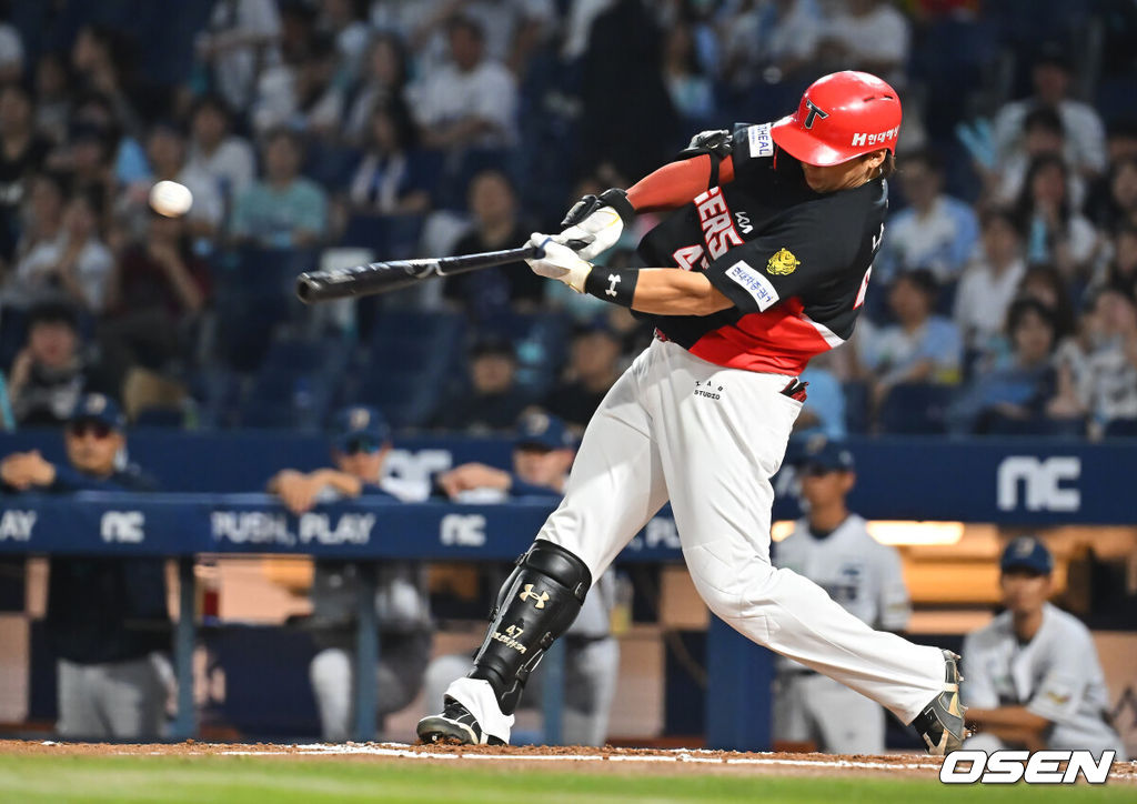 2일 창원NC파크에서 2026 신한 SOL KBO 리그 NC 다이노스와 KIA 타이거즈의 경기가 열렸다. 홈팀 NC는 토다가, 방문팀 KIA는 시라카와가 선발 출전했다. KIA 타이거즈 나성범이 4회초 우익수 왼쪽 안타를 치고 있다. 2026.09.02 / foto0307@osen.co.kr
