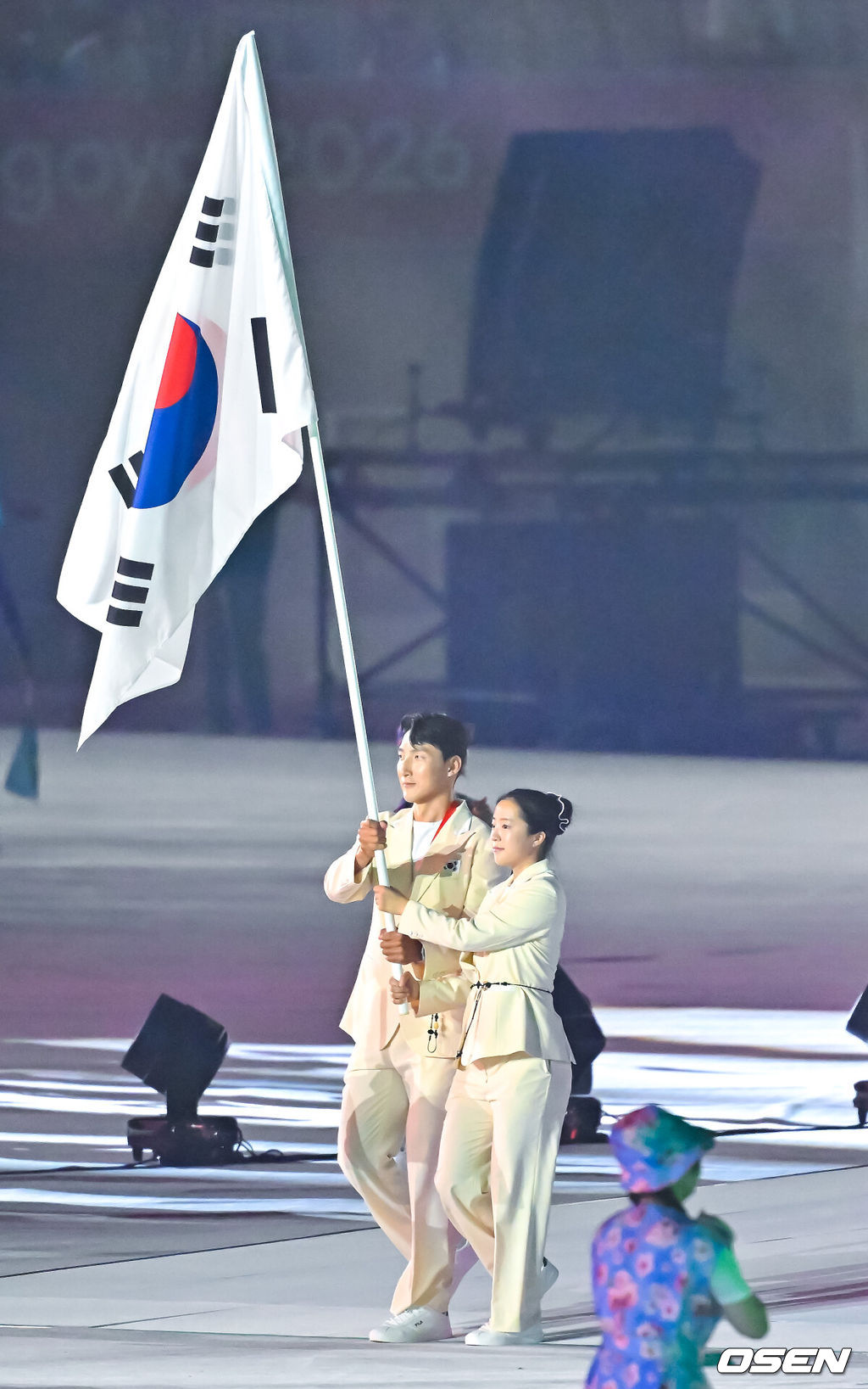 19일 일본 나고야 미즈호공원 육상경기장에서 제20회 일본 아이치·나고야 아시안게임 개막식이 진행됐다. 아이치·나고야 아시안게임 개회식에서 한국 선수단은 김동용·신유빈을 기수로 9개 종목 50명이 참가해 영문 국가명 순서에 따라 16번째로 입장한다. 아시안게임은 오는 10월 4일까지 열린다. 김동용과 신유빈이 한국 선수단 기수로 입장하고 있다.    2026.09.19 / soul1014@osen.co.kr