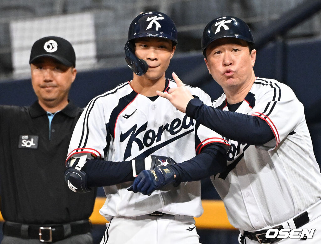 류지현 감독이 이끄는 2026 아이치·나고야 아시안게임 야구 대표팀이 17일 오후 서울 고척스카이돔에서 상무와의 연습경기를 가졌다.야구 대표팀은 오는 18일 나고야로 이동한 뒤 21일 B조 조별예선 대만전, 22일 홍콩전, 23일 태국전을 치른 뒤 25일부터 26일까지 슈퍼라운드를 거쳐 27일 메달 결정전을 펼친다. 2회말 대표팀 박재현이 내야안타를 날리고 있다. 2026.09.17 /cej@osen.co.kr