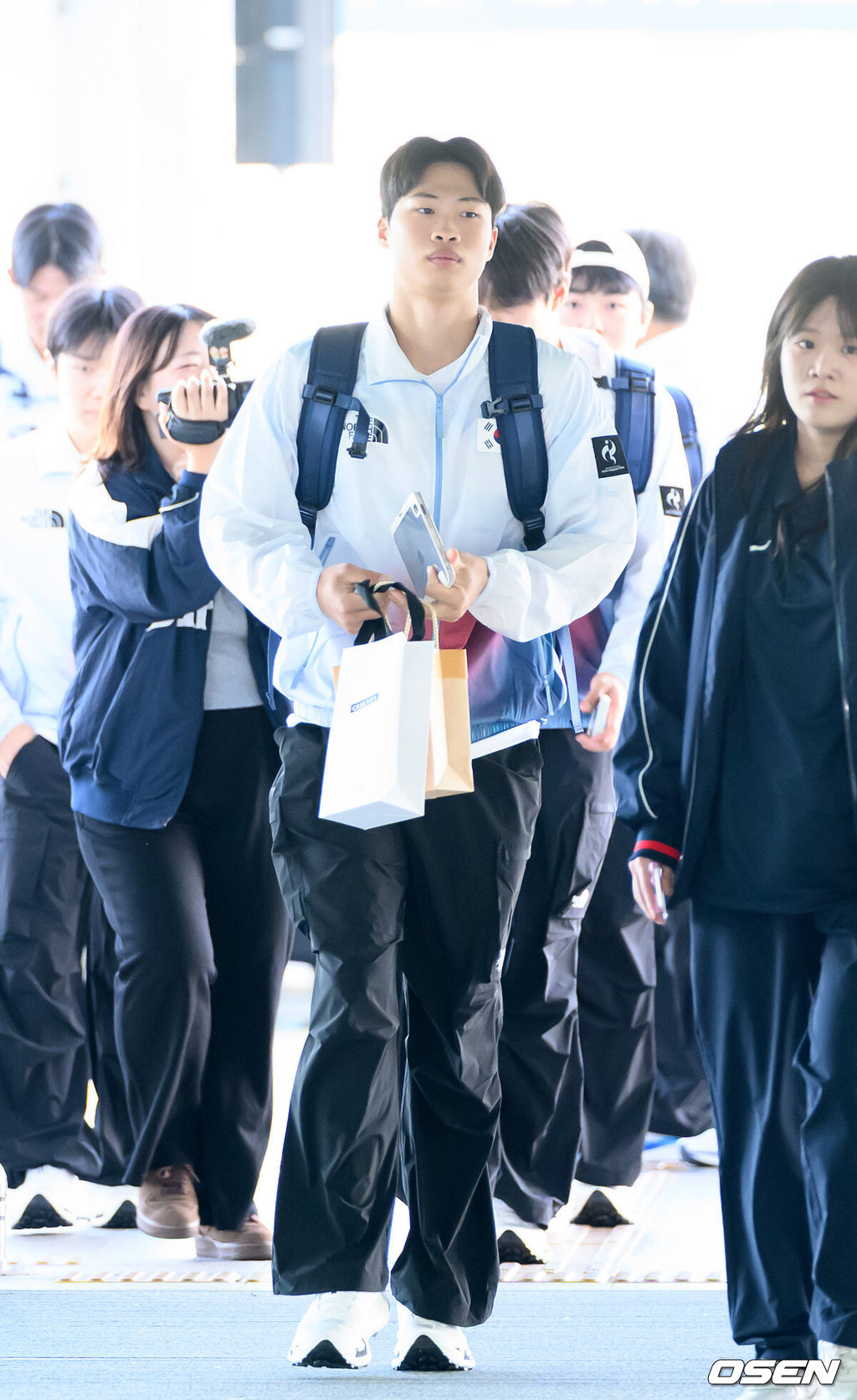 류지현 감독이 이끄는 한국 야구대표팀이 18일 오전 인천국제공항을 통해 출국했다.결전지인 일본 나고야로 향하는 대표팀은 19일과 20일 현지 적응 훈련을 거쳐 21일 대만과 조별예선 1차전을 치른다.박재현이 출국장으로 이동하고 있다. 2026.09.18 /sunday@osen.co.kr