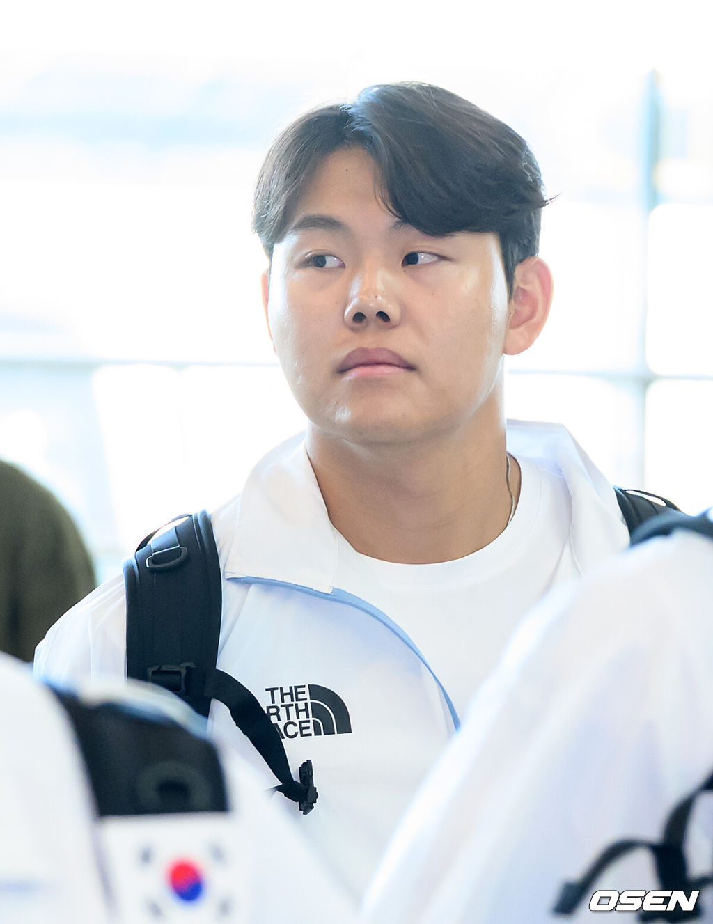 류지현 감독이 이끄는 한국 야구대표팀이 18일 오전 인천국제공항을 통해 출국했다.결전지인 일본 나고야로 향하는 대표팀은 19일과 20일 현지 적응 훈련을 거쳐 21일 대만과 조별예선 1차전을 치른다.소형준이 출국장으로 이동하고 있다. 2026.09.18 /sunday@osen.co.kr