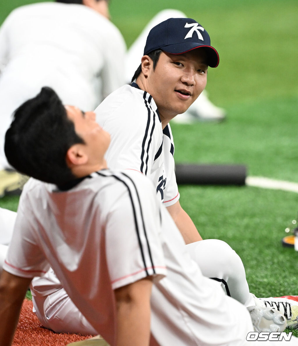 류지현 감독이 이끄는 2026 아이치·나고야 아시안게임 야구 대표팀이 17일 오후 서울 고척스카이돔에서 상무와의 연습경기에 앞서 훈련을 가졌다.야구 대표팀은 오는 18일 나고야로 이동한 뒤 21일 B조 조별예선 대만전, 22일 홍콩전, 23일 태국전을 치른 뒤 25일부터 26일까지 슈퍼라운드를 거쳐 27일 메달 결정전을 펼친다. 대표팀 문보경이 몸을 풀고 있다. 2026.09.17 /cej@osen.co.kr