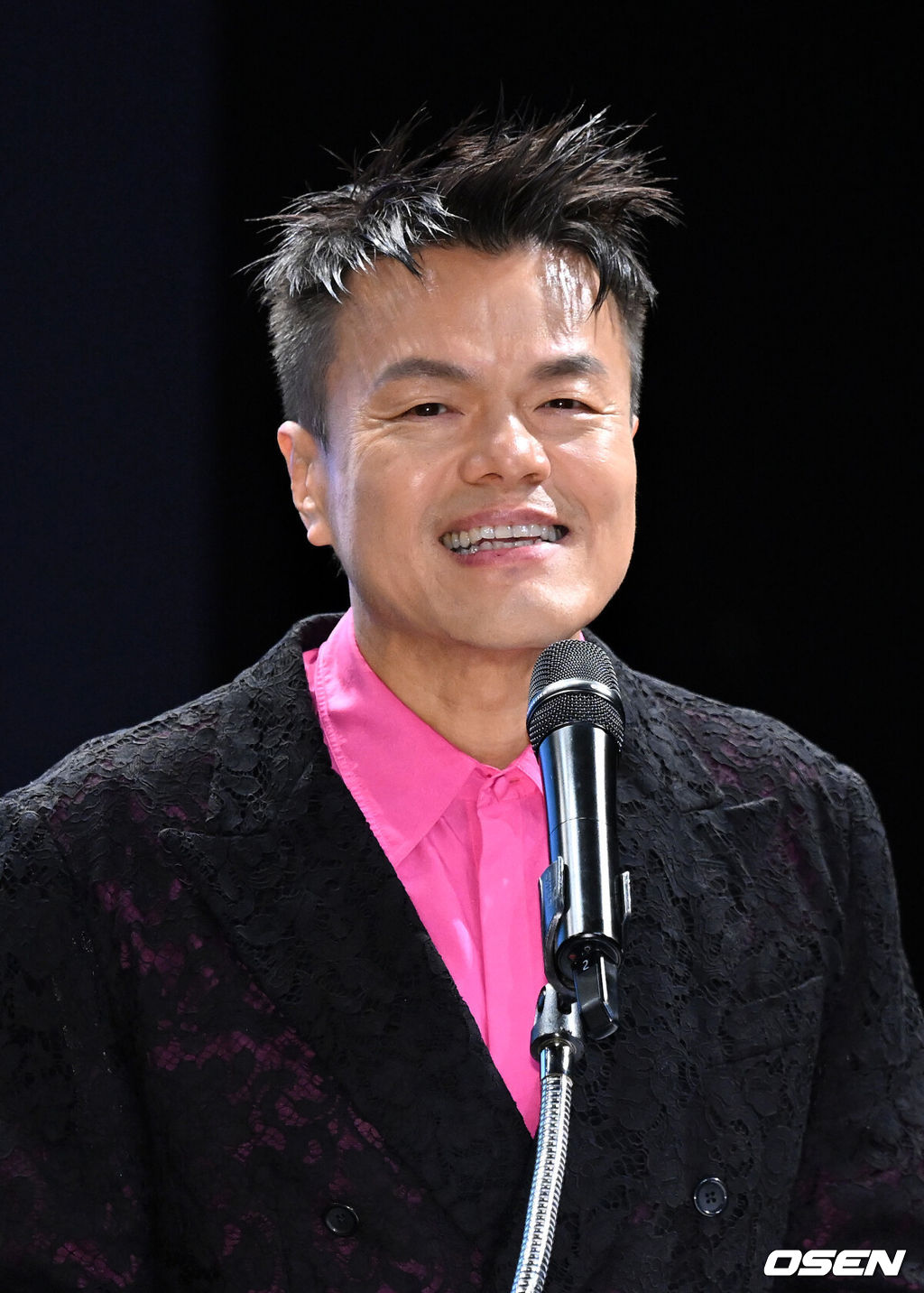 27일 서울 국립현대미술관 서울교육동 다원공간에서 JYP 박진영 ‘2027 패노메논 추진계획 발표’ 기자간담회가 열렸다.최휘영 문화체육관광부 장관은 매년 12월 K팝과 K푸드·뷰티 등 문화 전반을 아우르는 한국판 '코첼라' 축제를 개최하겠다고 밝혔다.미국 코첼라처럼 세계적인 대형 축제로 키워 글로벌 팬덤을 사로잡고 막대한 경제적 효과를 창출하겠다는 구상이다.박진영 대중문화교류위원회 위원장이 발표를 하고 있다. 2026.07.27 /sunday@osen.co.kr
