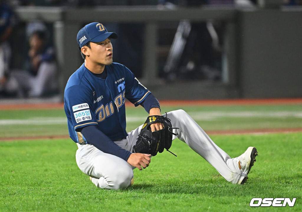 18일 부산 사직야구장에서 2026 신한 SOL KBO 리그 롯데 자이언츠와 NC 다이노스의 경기가 열렸다. 홈팀 롯데는 로드리게스가, 방문팀 NC는 이재학이 선발 출전했다.NC 다이노스 류진욱이 5회말 무사 2루 롯데 자이언츠 장두성의 투수 앞 내야 안타에 당황해 하고 있다. 2026.09.18 / foto0307@osen.co.kr