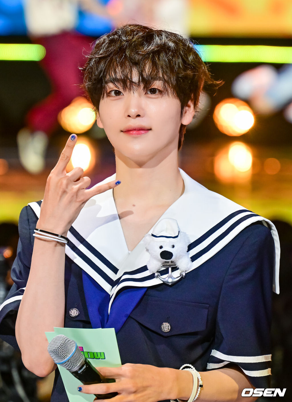 24일 오후 서울 상암동 SBS프리즘타워에서 SBS funE ‘THE SHOW(더쇼)’ 생방송이 진행됐다.이날 BE BOYS(비보이즈), DIGNITY(디그니티), Double 0ne, izna, KISS OF LIFE, NOWZ(나우즈), USPEER(유스피어), VVUP, XLOV, 강다니엘, 니나(NINA), 프림로즈 등이 무대에 올라 멋진 퍼포먼스를 선보였다.MC 맡은 크래비티 형준이 카메라를 보며 포즈 취하고 있다.     2025.06.24 / soul1014@osen.co.kr