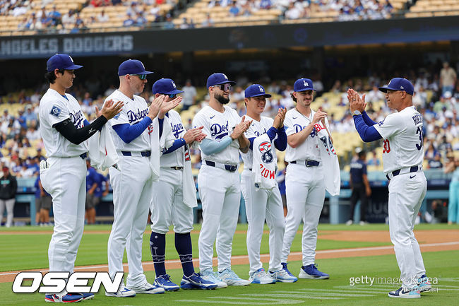 [사진] LA 데이브 로버츠 감독이 올스타에 선정된 선수들에게 박수를 보내고 있다. ⓒGettyimages(무단전재 및 재배포 금지)