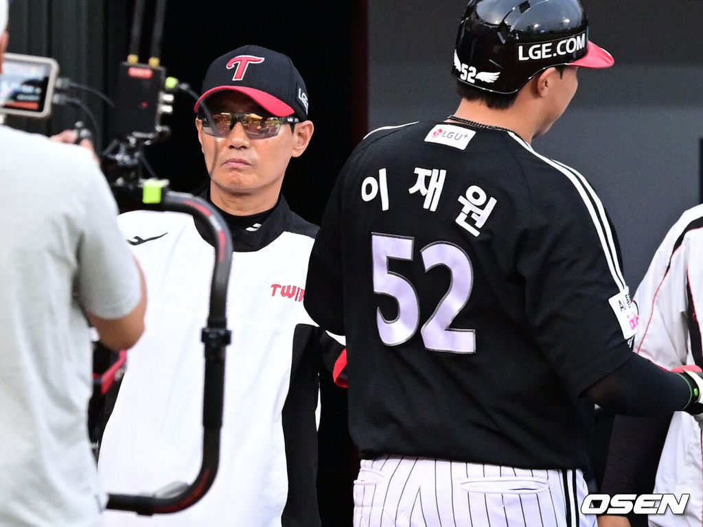 3일 오후 수원KT위즈파크에서  '2026 신한 SOL Bank KBO리그' KT 위즈와 LG 트윈스의 경기가 열렸다.이날 KT는 고영표를, LG는 이정용을 선발투수로 내세웠다.7회초 2사 1루에서 LG 이재원이 좌월 투런포를 날린 뒤 염경엽 감독의 축하를 받고 있다. 2026.06.03 /cej@osen.co.kr